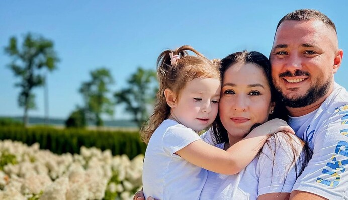 После кризиса в отношениях Наталка Карпа показалась в объятиях мужа-военного: фото