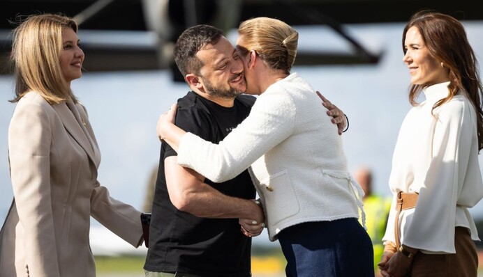 Нотки ревности присутствуют: в сети пошутили об объятиях Зеленского с премьером Дании