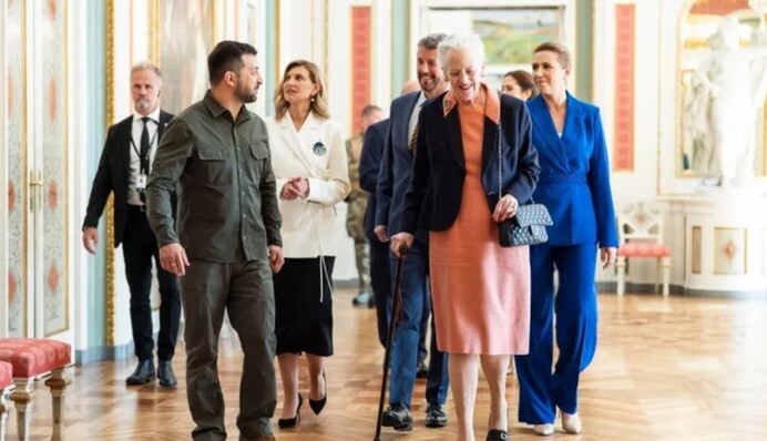 Елена Зеленская в белоснежном жакете и черной юбке встретилась с королевой Дании