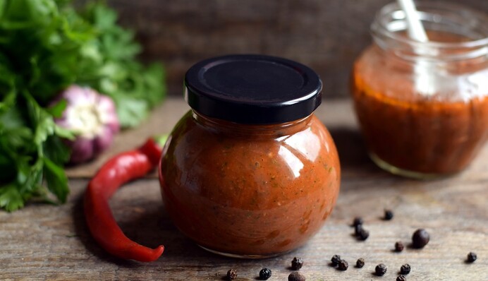Как приготовить аджику: рецепты консервации на зиму, которые обожают за вкус и простоту