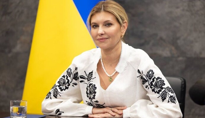 Елена Зеленская в вышиванке с черными цветами поздравила с Днем государственного флага: фото