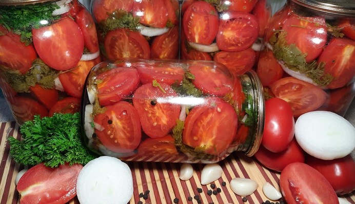 Сладкие и сочные помидоры половинками – лучший рецепт консервации на зиму