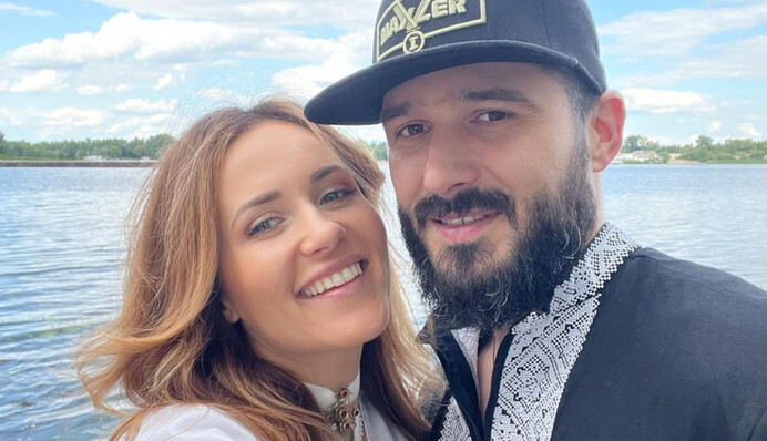 Родина у вишиванках: Наталка Денисенко зустріла День Незалежності з чоловіком-військовим