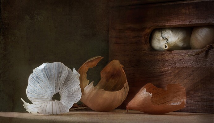 Лук и чеснок будут свежими до 3 месяцев: как правильно хранить их в квартире