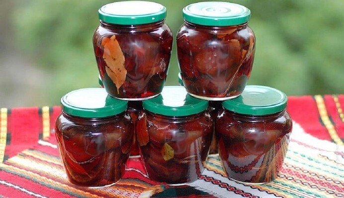 Вкусная закуска к мясу и домашнему застолью: рецепт маринованных слив