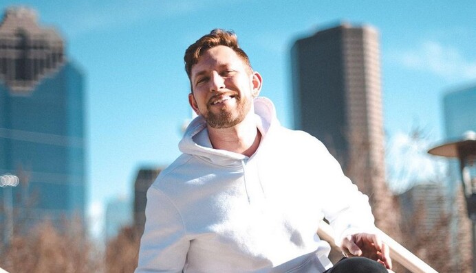 Не нашел лучшего способа: Андрей Хветкевич показал, как поздравил любимого с 35-летием