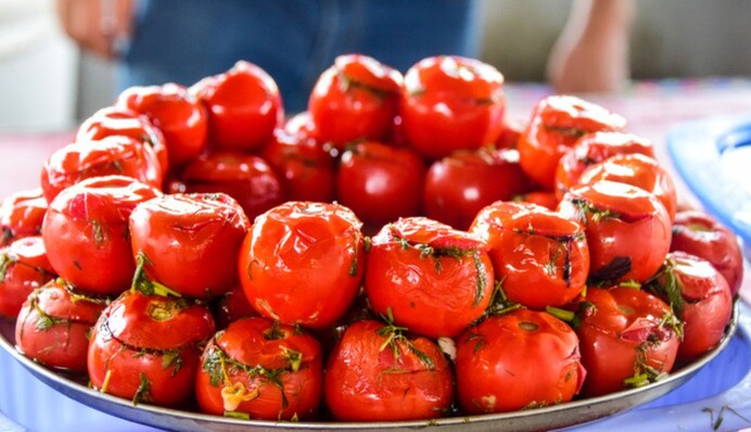 З часником, хроном та гострим перцем: вдалий рецепт квашених помідорів у відрі