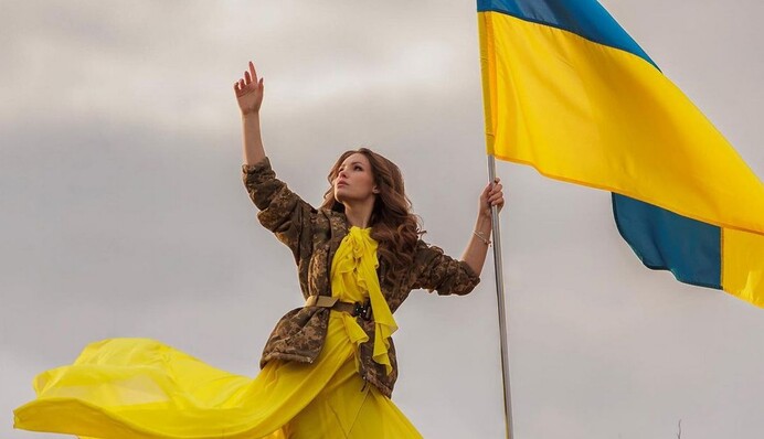 19-летняя украинская военная, потерявшая ногу на передовой, снялась в нежной фотосессии