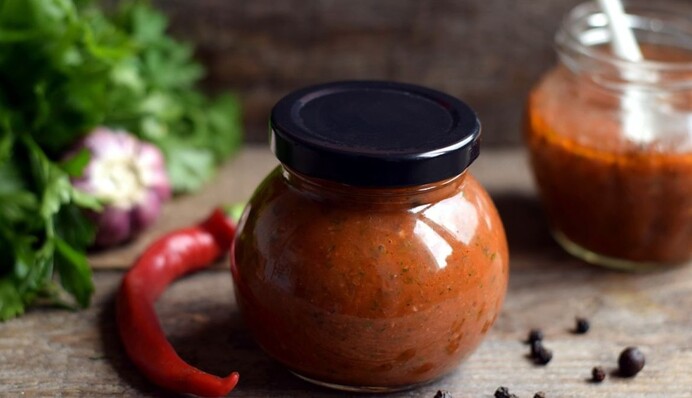 Хреновина – острый соус из помидоров с хреном и чесноком: как его приготовить