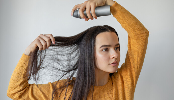 Правда ли сухие шампуни делают волосы чистыми: парикмахер сделал важное уточнение