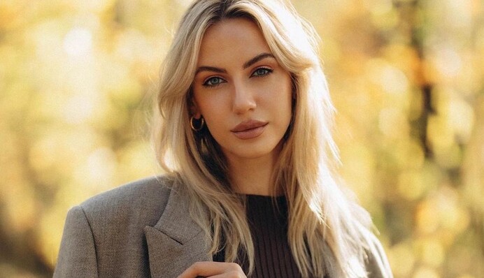 Попрощалася з блондом: Леся Нікітюк показала новий модний колір волосся