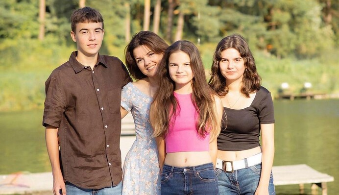 Маричка Падалко очаровала кадрами семейной фотосессии с тремя детьми