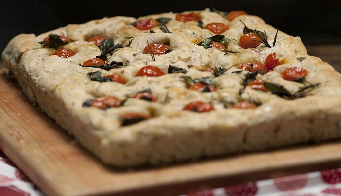 Фокачча – итальянский хлеб, который стоит попробовать вместо пиццы: как ее сделать
