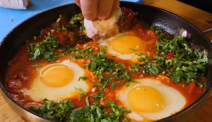 Почему стоит попробовать шакшуку вместо обычной яичницы: этот рецепт стал хитом