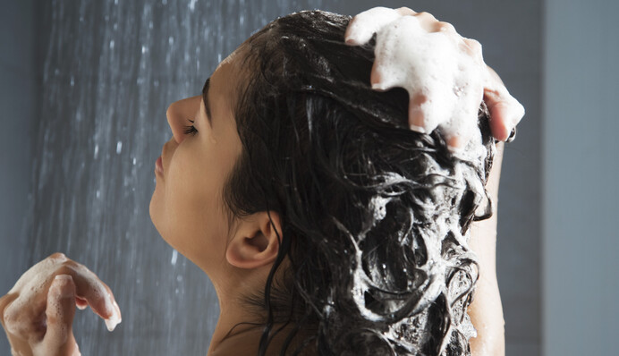 Чи можна мити голову щодня: експерти розповіли, як це впливає на волосся