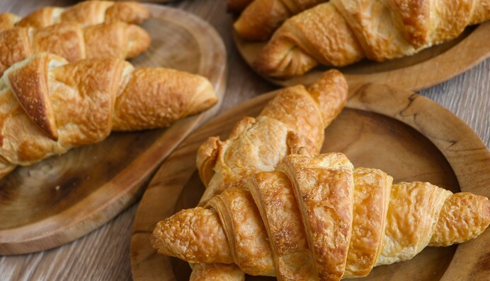 Быстрый и вкусный перекус: как сделать круассаны с ветчиной и сыром