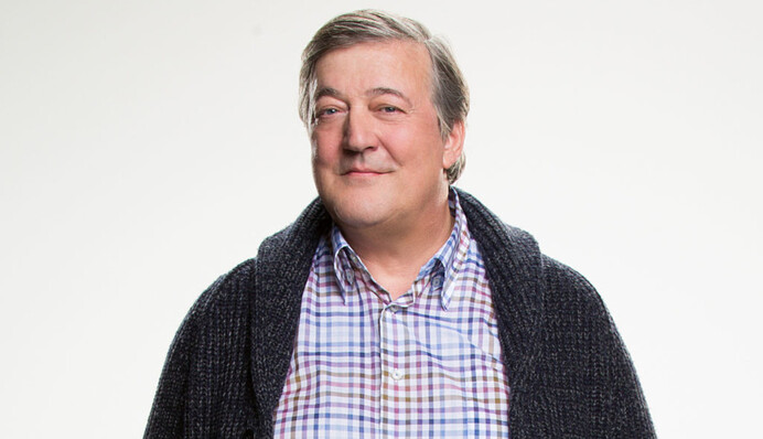 Британський актор Стівен Фрай прибув до Києва і показав, чим здивував його український готель