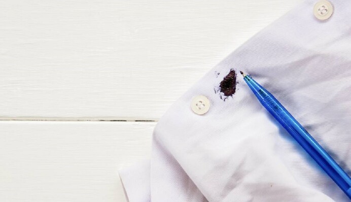 Як вивести ручку з тканини: домашні засоби для видалення складних плям