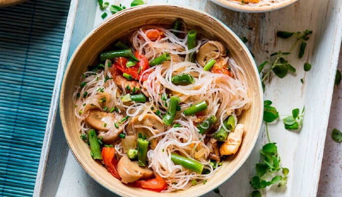 Фунчоза с курицей – быстрое блюдо азиатской кухни, которое следует добавить в свою книгу рецептов