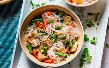 Фунчоза с курицей – быстрое блюдо азиатской кухни, которое следует добавить в свою книгу рецептов