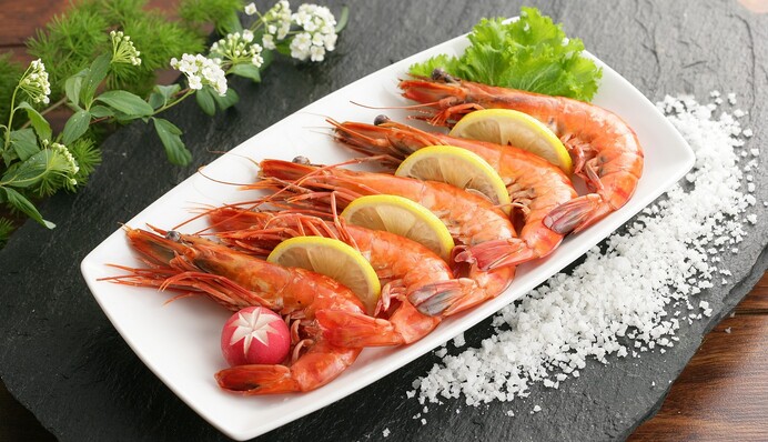 Як правильно варити заморожені креветки: скільки води, солі і часу потрібно