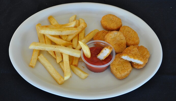 Наггетсы – это сочное куриное филе в панировке: как их вкусно приготовить в духовке