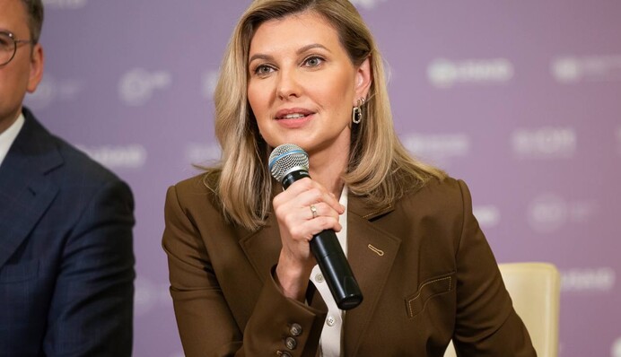 Олена Зеленська у стильному коричневому костюмі анонсувала Саміт перших леді і джентльменів у Києві