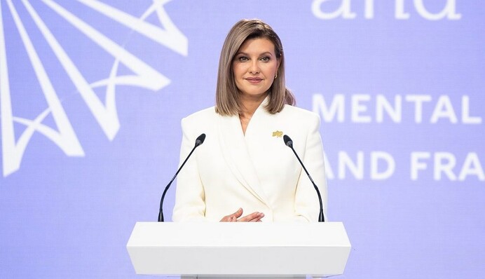 Елена Зеленская в белоснежном костюме провела Саммит первых леди и джентльменов в Киеве: фото