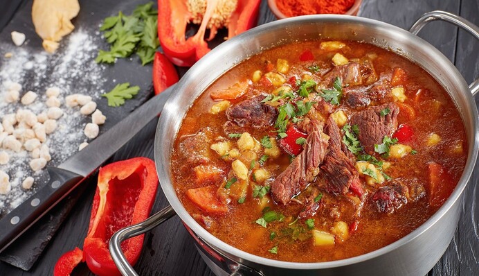 Бограч – це ситна перша страва з м'ясом і овочами: як його готують на Закарпатті