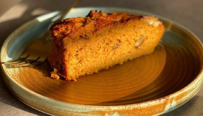 Простая и быстрая выпечка к чаю: как приготовить морковный пирог из доступных ингредиентов