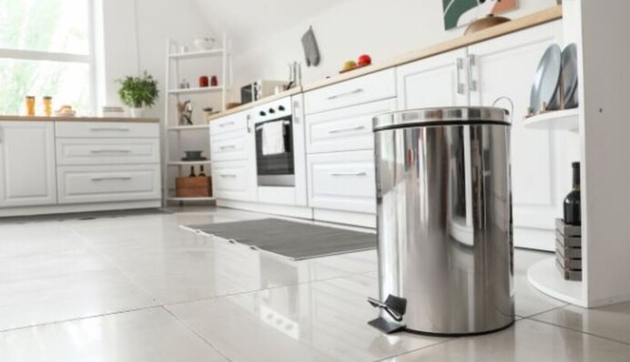 Кухонный лайфхак с содой поможет избавиться от неприятного запаха от мусорного ведра