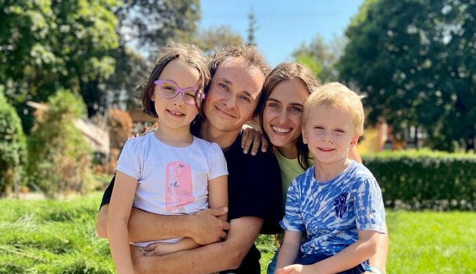Костянтин Войтенко у відповідь на звинувачення ексдружини в насильстві показав свою щасливу родину
