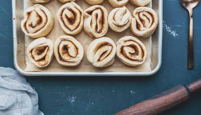 Синнабоны – нежные булочки с корицей и сметанной заливкой: как их приготовить