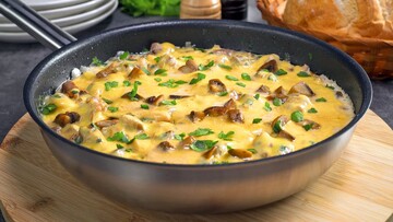 Ничего не нужно запекать: как приготовить нежный жульен с курицей и грибами на сковороде