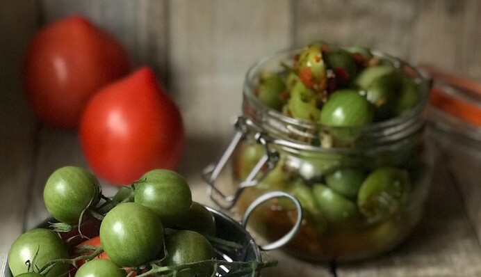 Если помидоры не созревают, их можно закрыть на зиму зелеными: популярный рецепт консервации