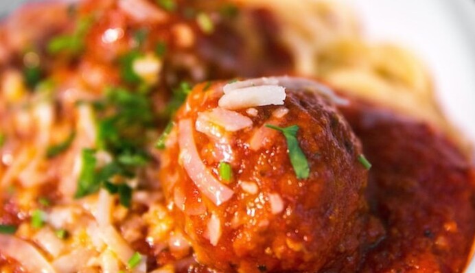 Готувати простіше, ніж тефтелі: рецепт ніжних курячих фрикадельок у вершковому соусі