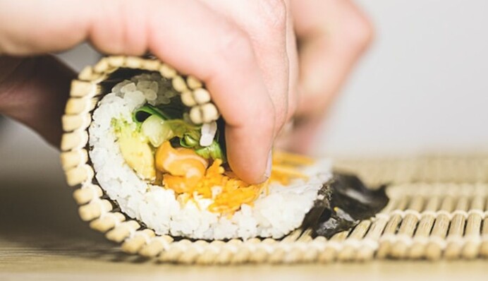 Чем можно заменить бамбуковый коврик для суши: хватит простых подручных средств