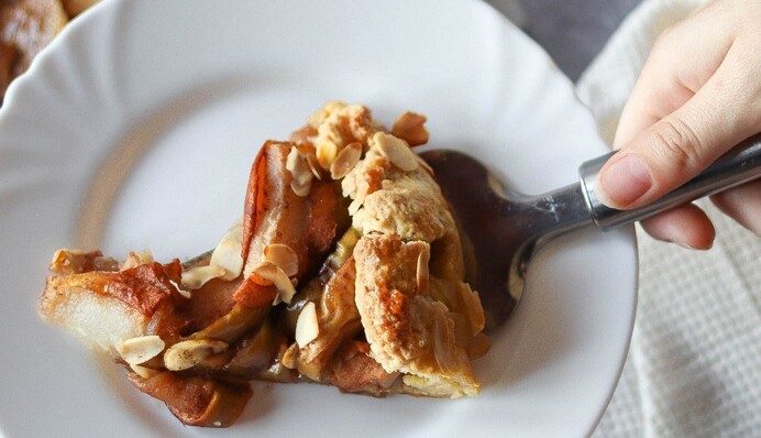 Пирог галета стал хитом среди хозяек: как приготовить простой пирог с яблоками