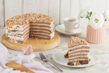 Сметанник – один из самых простых домашних тортов: как его приготовить