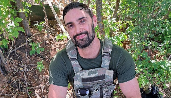 Посвята в артилеристи: Віталій Козловський показав, як стріляє з гаубиці