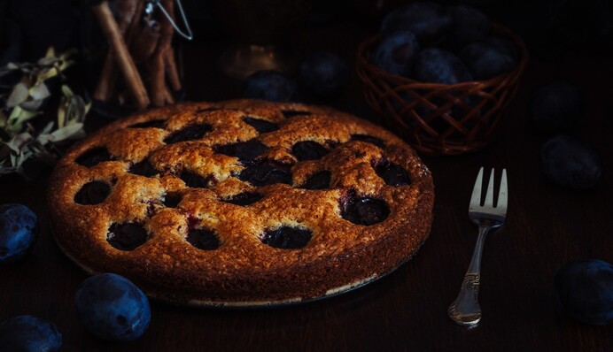 Смачний і простий пиріг зі сливами замінить шарлотку: як його приготувати