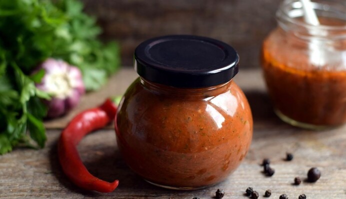Густа аджика з яблуками та морквою - популярний рецепт консервації: як її зробити