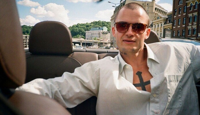 Коміка Андрія Щегеля, який втік з України під час гастролей, судять за порушення контракту