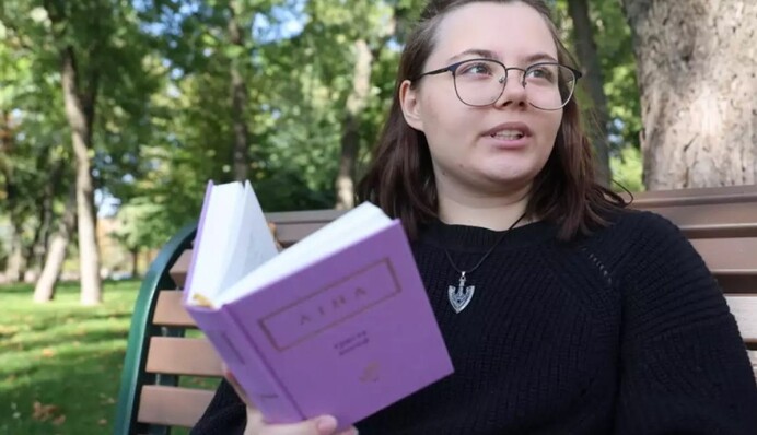 Лина Костенко подарила книгу юной харьковчанке, которая выходила с плакатом против Светланы Лободы