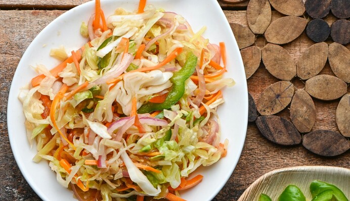 Салат из капусты на зиму годами не теряет популярности у хозяек: как его сделать