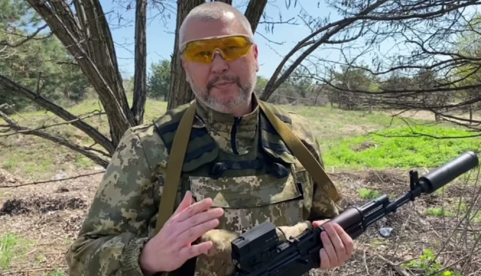 Під Бахмутом легше не стало, ворог тримає за містом великі резерви - боєць 93 бригады 