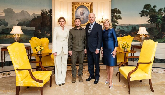 Олена Зеленська у молочному костюмі відвідала Білий дім та зустрілася з Байденами: фото