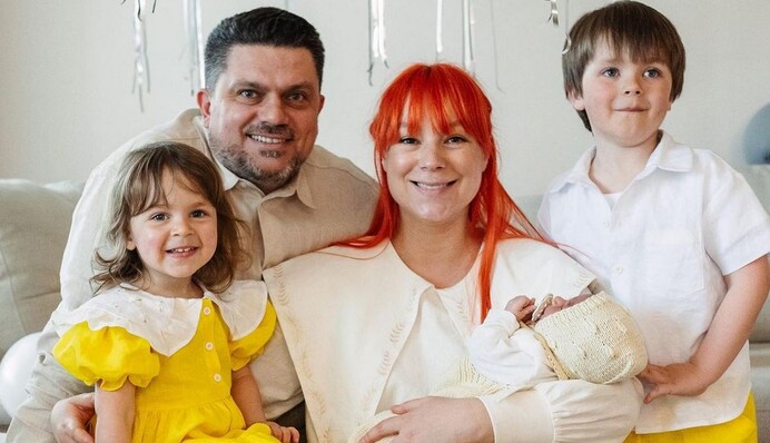 Тарабарова після народження третьої дитини розповіла, чи буде виїжджати з чоловіком з України