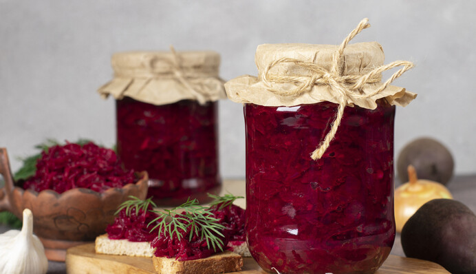 Простой салат из свеклы на зиму понадобится для борща и гарниров: как его приготовить