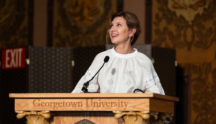 Елена Зеленская в роскошно украшенной вышиванке посетила университет в Вашингтоне: фото